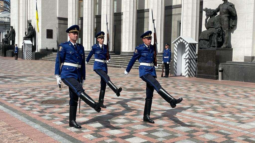 Під Верховну Раду повернули почесну варту – коли можна побачити церемонію