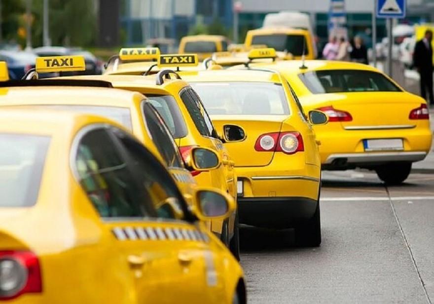 Сюжет – не відірватися. Столичний таксист вирішив почитати прямо за кермом (ВІДЕО)