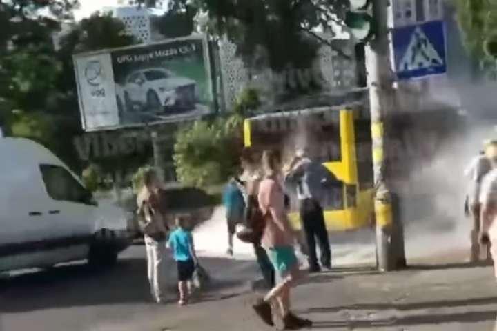 На Подолі, посеред дороги, загорівся тролейбус (ВІДЕО)