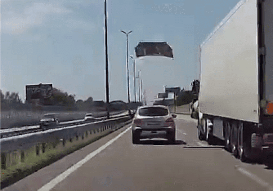 Під Києвом від автівки находу відлетів капот (ВІДЕО)