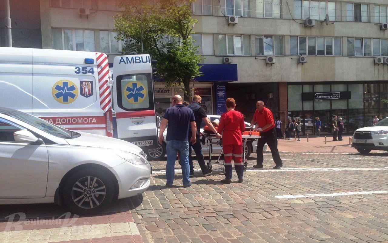 На “зебрі” у центрі Києва автомобіль збив жінку (ФОТО)