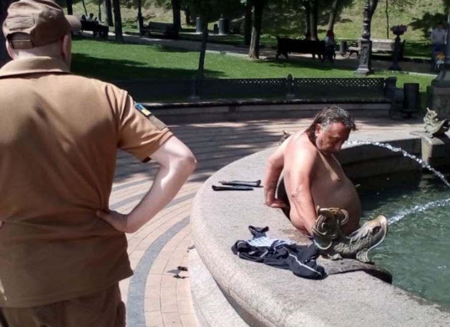 Фото дня. Чоловік мився у фонтані на Володимирській гірці