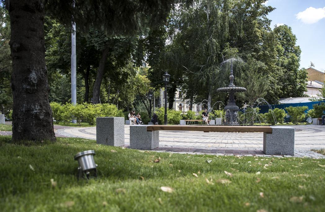 120-річний фонтан та система поливу: як оновили сквер в центрі Києва (ВІДЕО)
