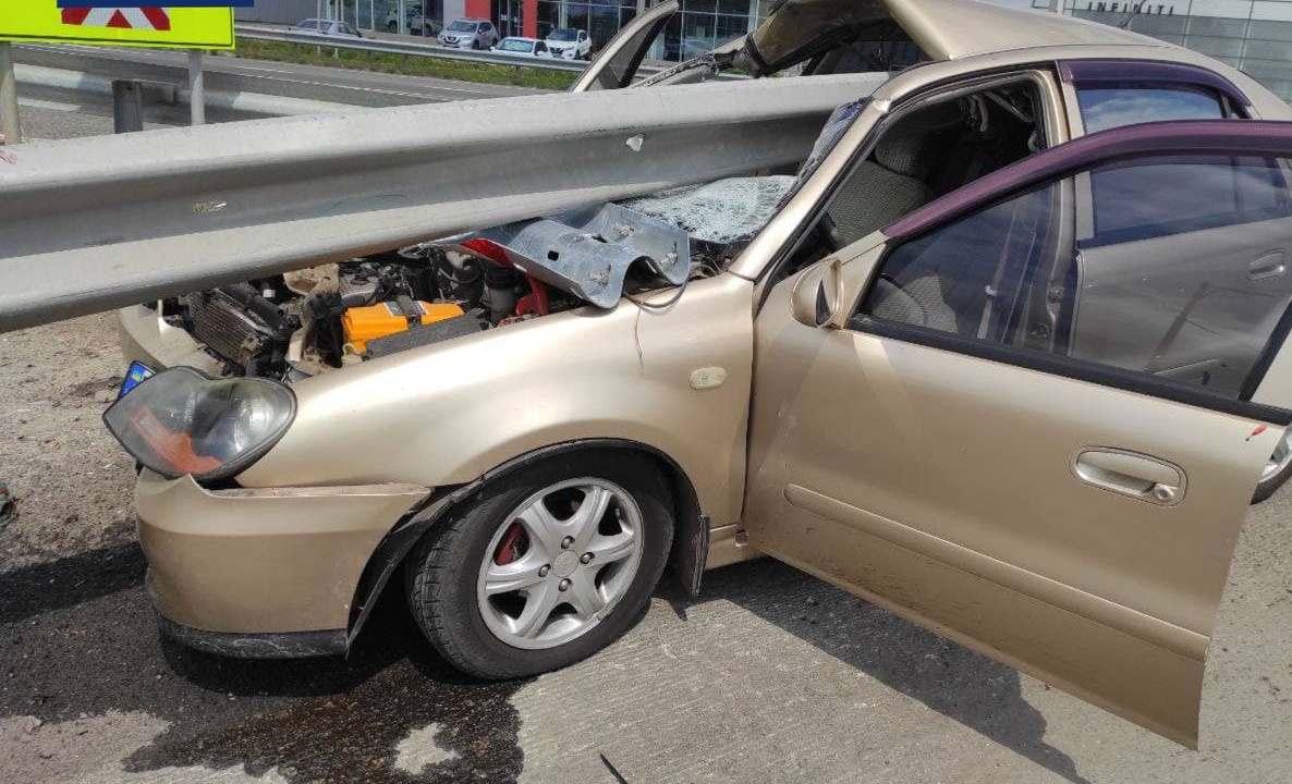Закривавлена автівка біля Борисполя: відбійник наскрізь прошив машину (ФОТО)