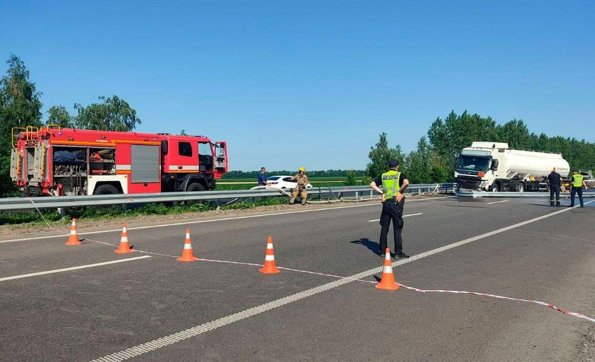 Трасу Київ-Харків перекрили в обох напрямках через бензин – утворився затор