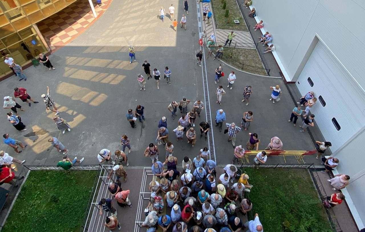 Підвезли Pfizer. На вакцинацію в МВЦ знову черги, але щепляться нею не всі (ФОТО)