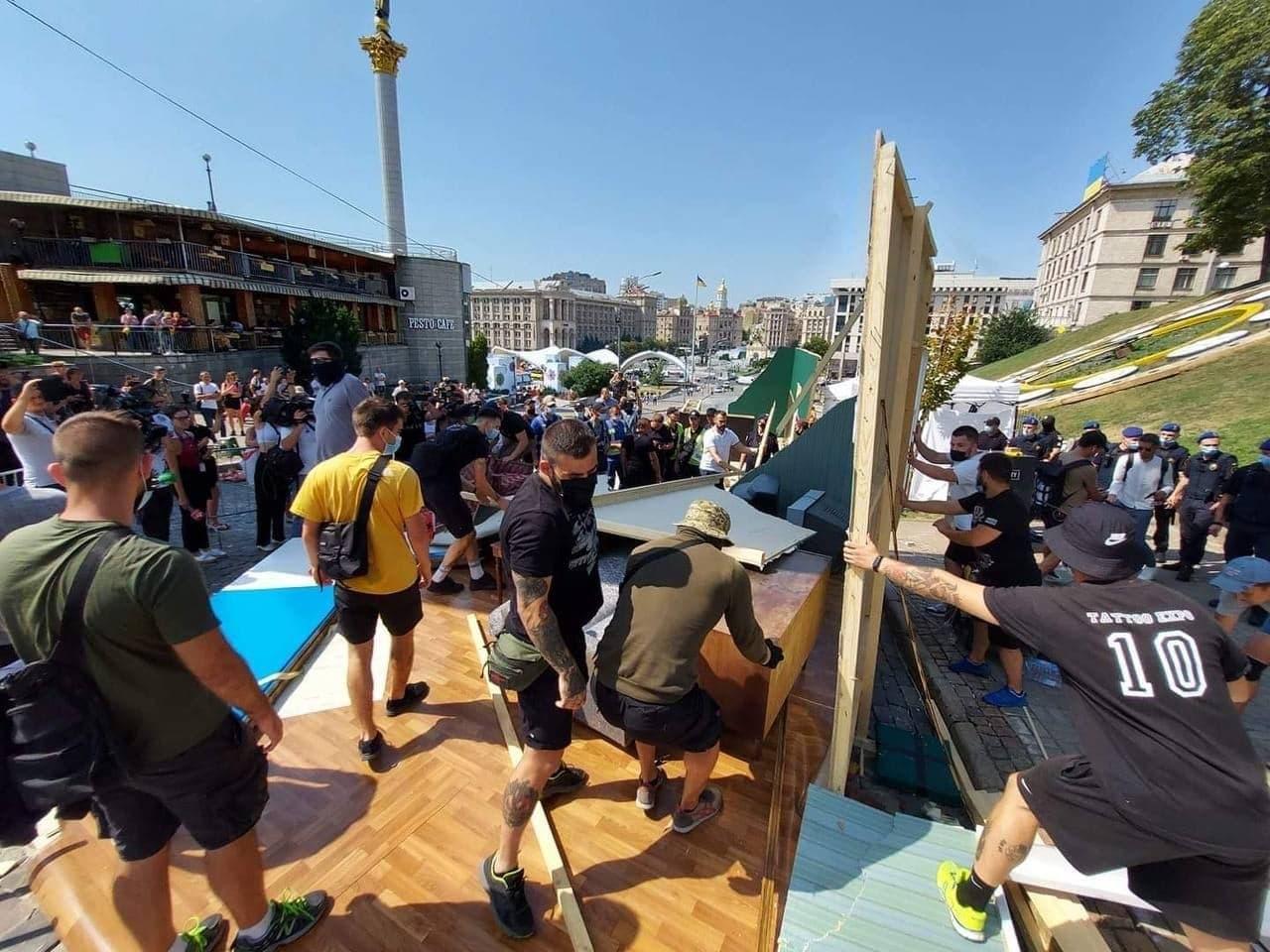 В центрі Києва невідомі зносять скандальну “радянську” інсталяцію (ВІДЕО)