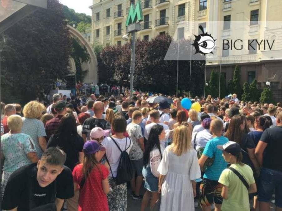 На Поштовій площі утворилася неймовірна черга на фунікулер (ФОТО)