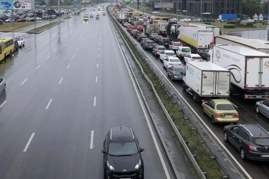 Затори на цілі райони. У Києві ремонтують Південний міст (ФОТО, ВІДЕО)