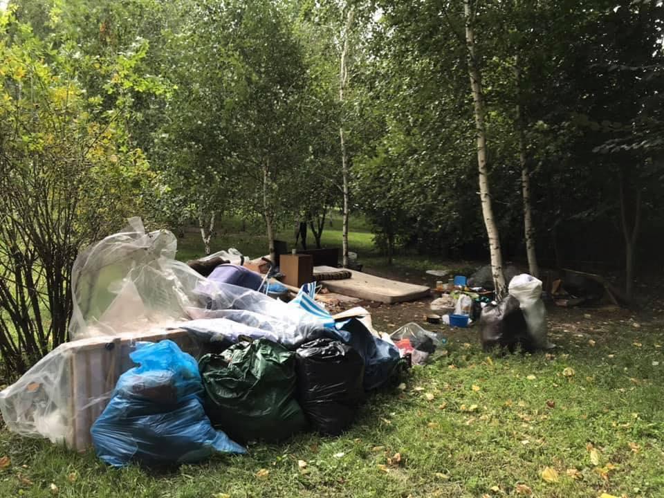 Шалаші, сміття, сморід. Із парку на Солом’янці виселили непроханих гостей