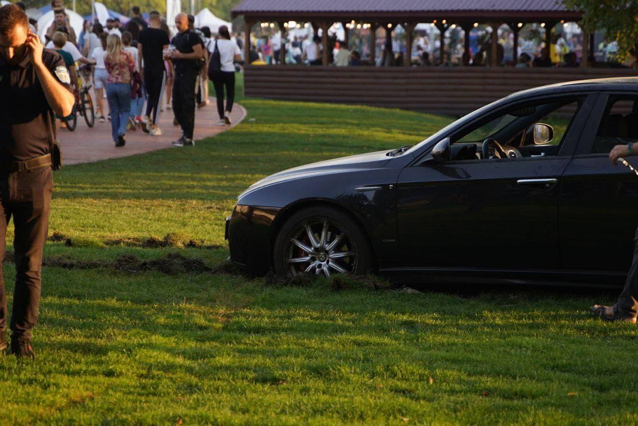 В урбан-парку водій Alfa Romeo загруз у нещодавно застеленому газоні (ФОТО)