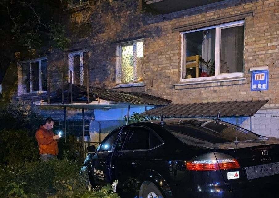 В центрі Києва водій таксі відправив легковик в будинок, є постраждалі (ФОТО)