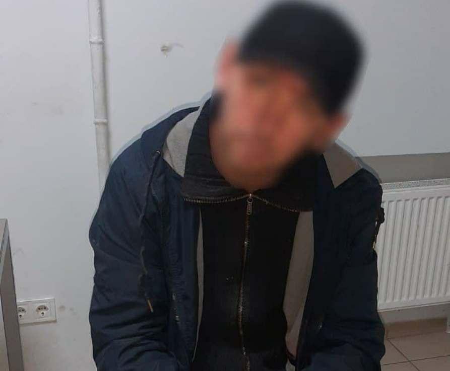 В Києві чоловік порізав ножем двох перехожих та втік