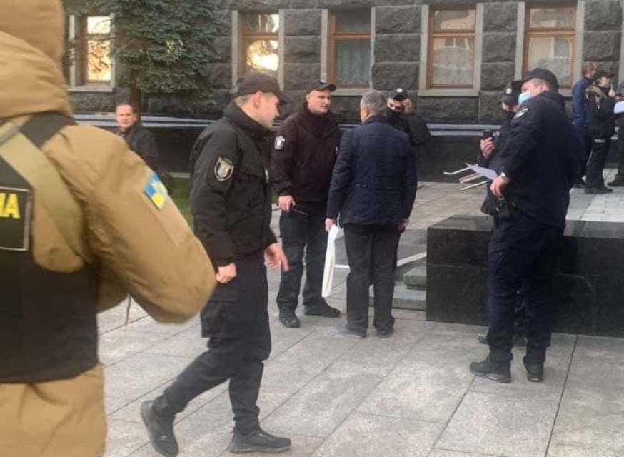 В будівлі Офісу Президента чоловік намагався підпалити себе (ФОТО)