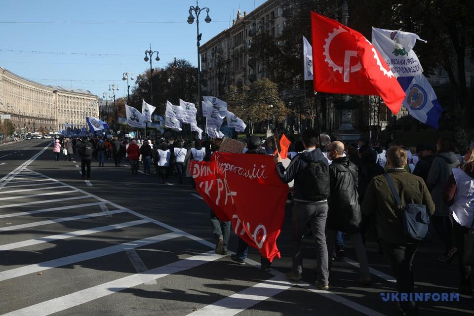 Колони демонстрантів заблокували рух у центрі Києва – що відбувається