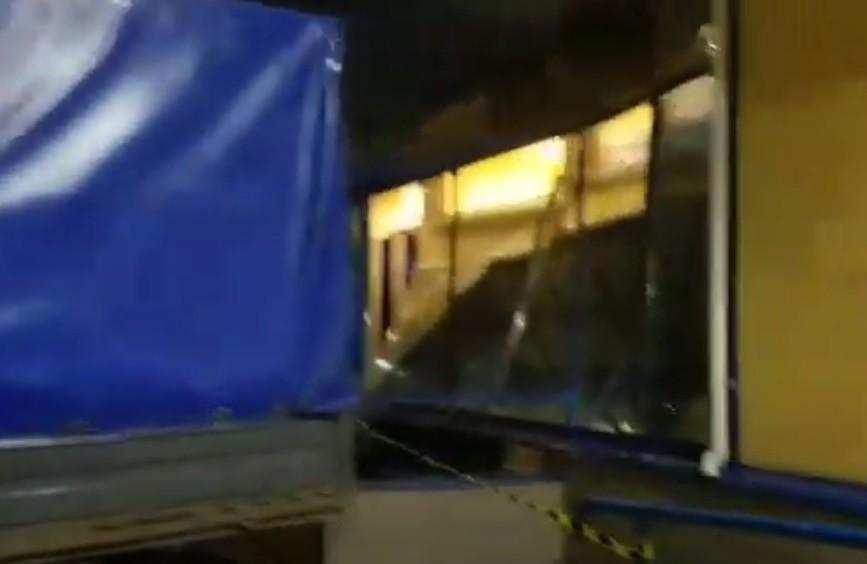 На Відрадному “Газель” розтрощила вітрину супермаркету (ВІДЕО)