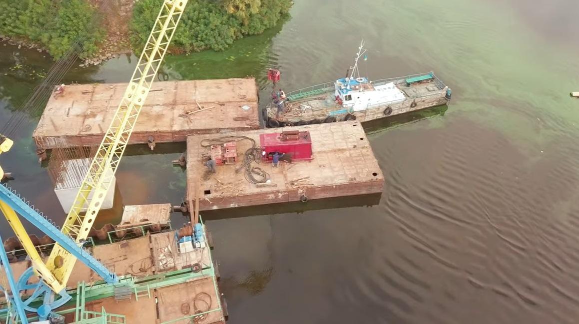 Як триває будівництво пішохідного Оболонського моста – відео з висоти пташиного польоту
