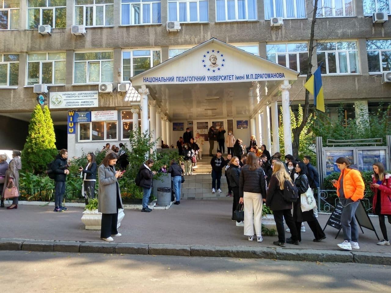 Повідомили про замінування університету ім. Драгоманова – людей евакуювали