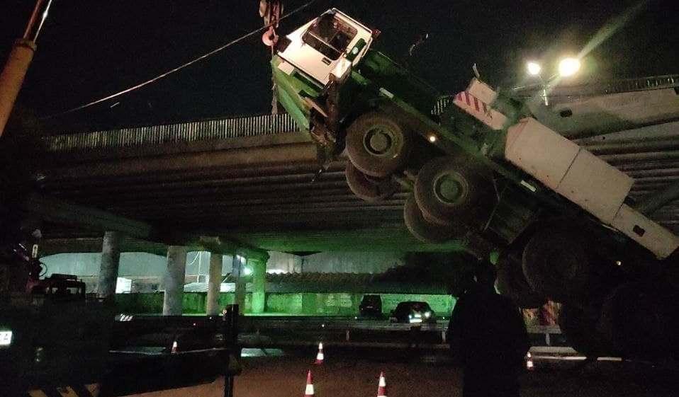 На Видубичах автокран став дибки та завалився на міст (ФОТО)
