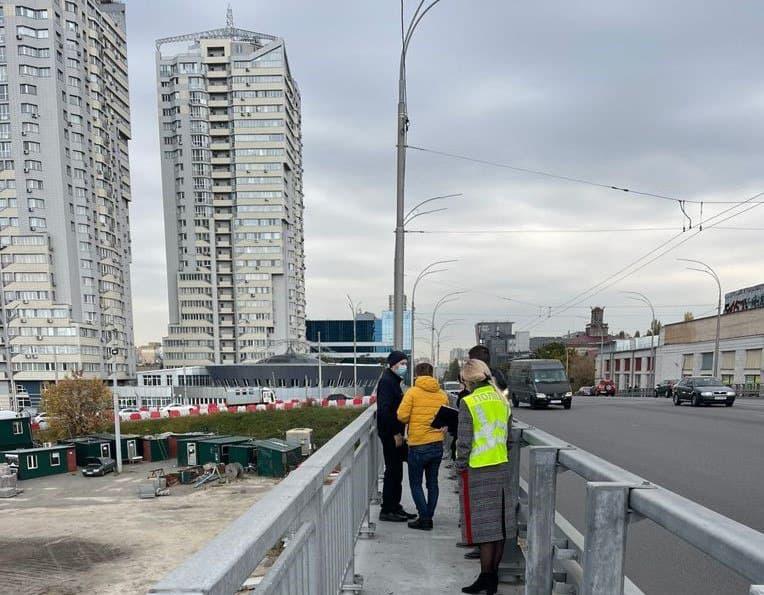 Падіння стовпів на Шулявському мосту: експерти оглядають шляхопровід