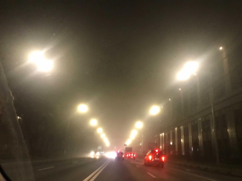 Київ у тумані низька видимість на дорозі