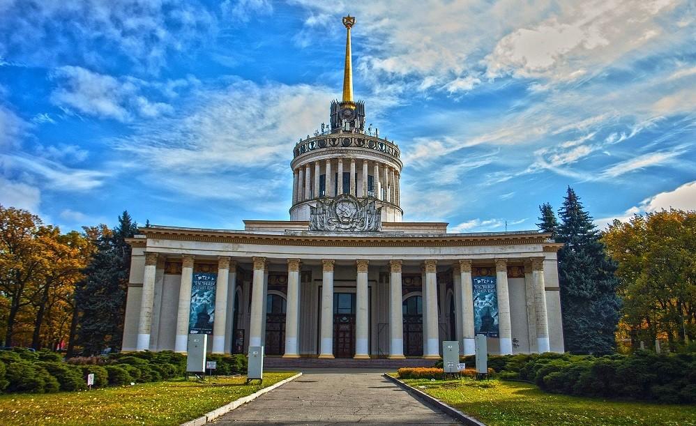 На ВДНГ вирубують дерева: що відбувається (ДОКУМЕНТИ)