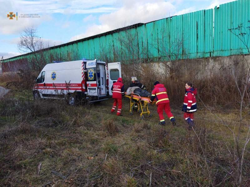 зняли з дерева чоловіка з переломом ноги
