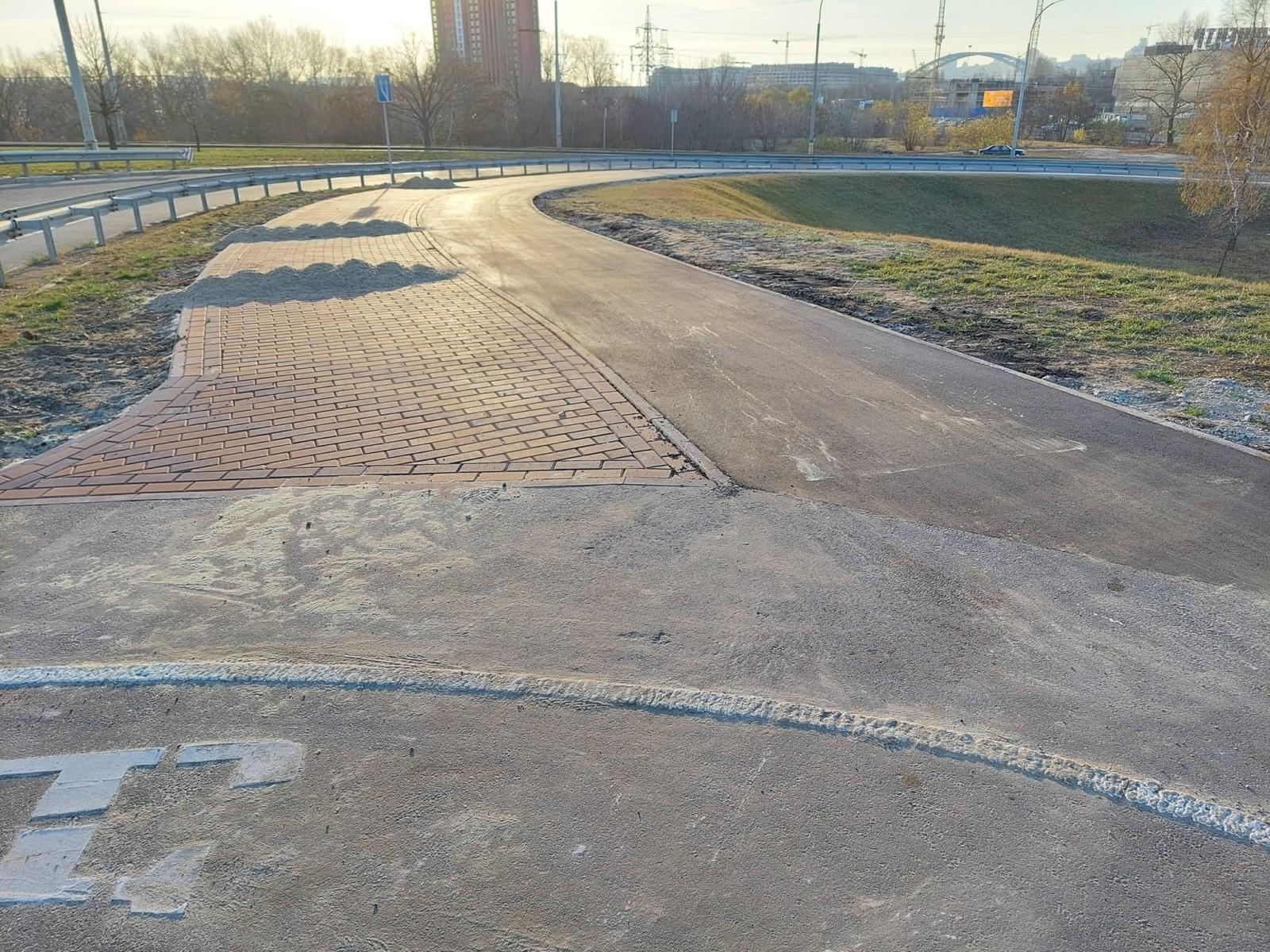 Велодоріжку з проспекта Бандери “вивели” на розв’язку в бік проспекту Героїв Сталінграда
