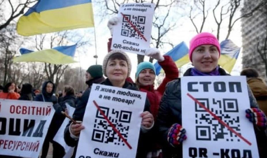 Антивакси вийшли на мітинг в центрі Києві з QR-кодами “Єдиної Росії” (ВІДЕО)