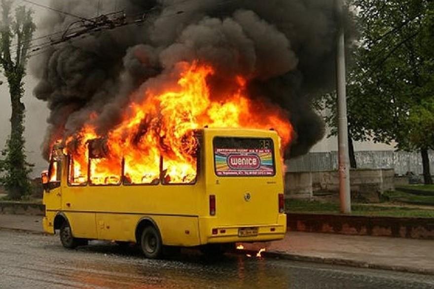 На Нивках прямо посеред дороги загорілась маршрутка (ВІДЕО)