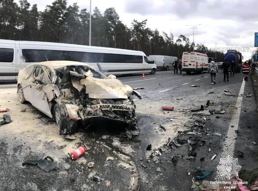 В напрямку Борисполя ускладнено рух – легковик влетів у вантажівку (ФОТО)