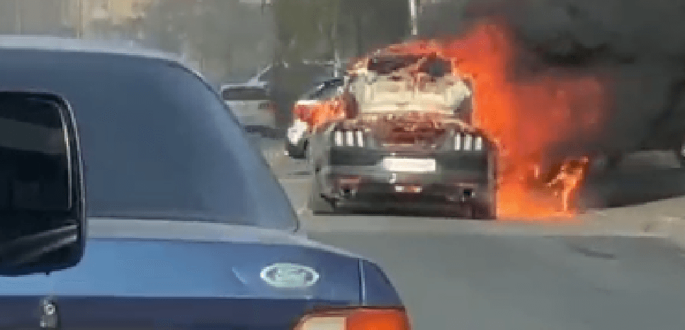 Пасажири вискакували на ходу. На Голосієві вщент згорів Ford Mustang (ВІДЕО)