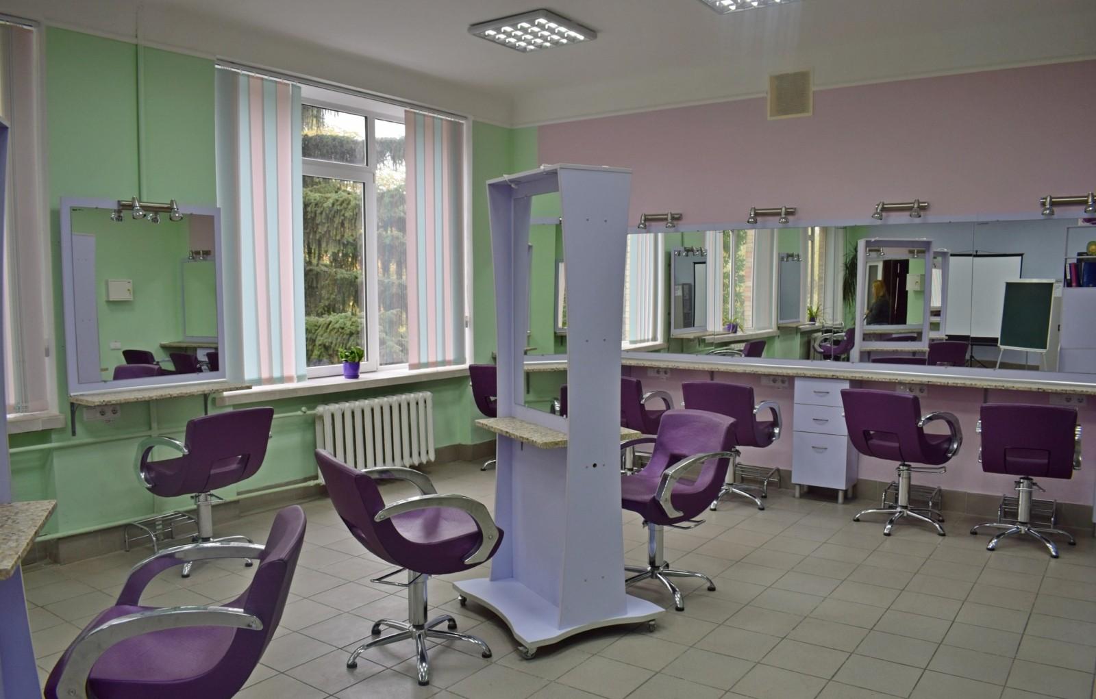 навчально-практичний центр сервісних послуг на базі Київського вищого професійного училища швейного та перукарського мистецтва.