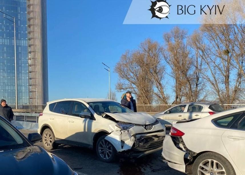 Спровокував аварію та втік. Біля Петрівки через небезпечний обгін сталася ДТП (ФОТО)