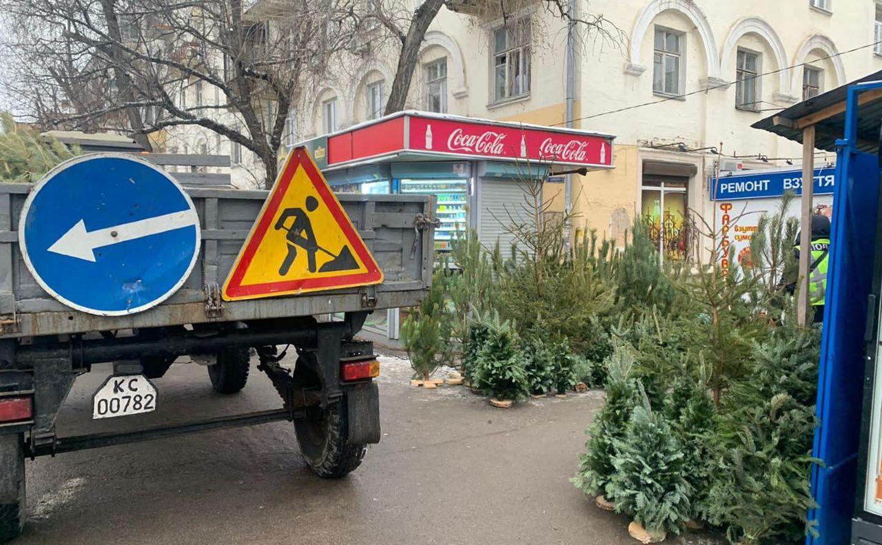 На Солом’янці розігнали стихійних торговців ялинками