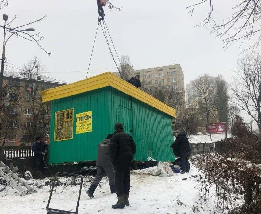 У Києві демонтували пункти вторсировини – власники забарикадувались всередині (ФОТО, ВІДЕО)