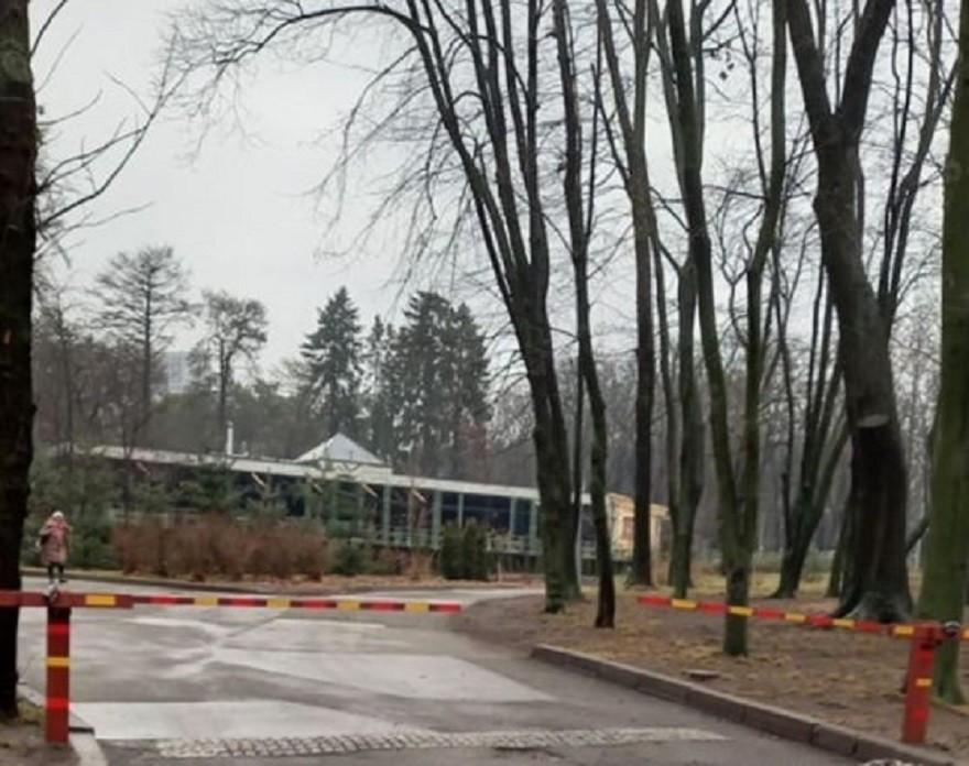 На вході у парк Пушкіна встановили шлагбаум (ФОТО)