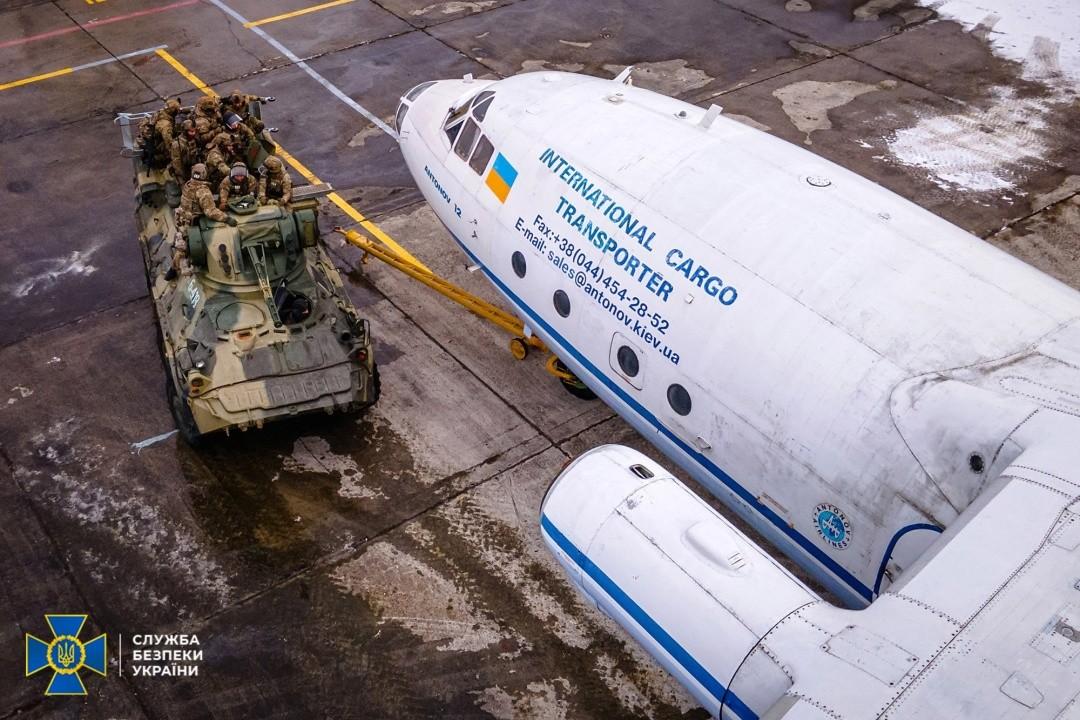 В аеропорту під Києвом силовики визволили “заручників” і знешкодили “терористів”