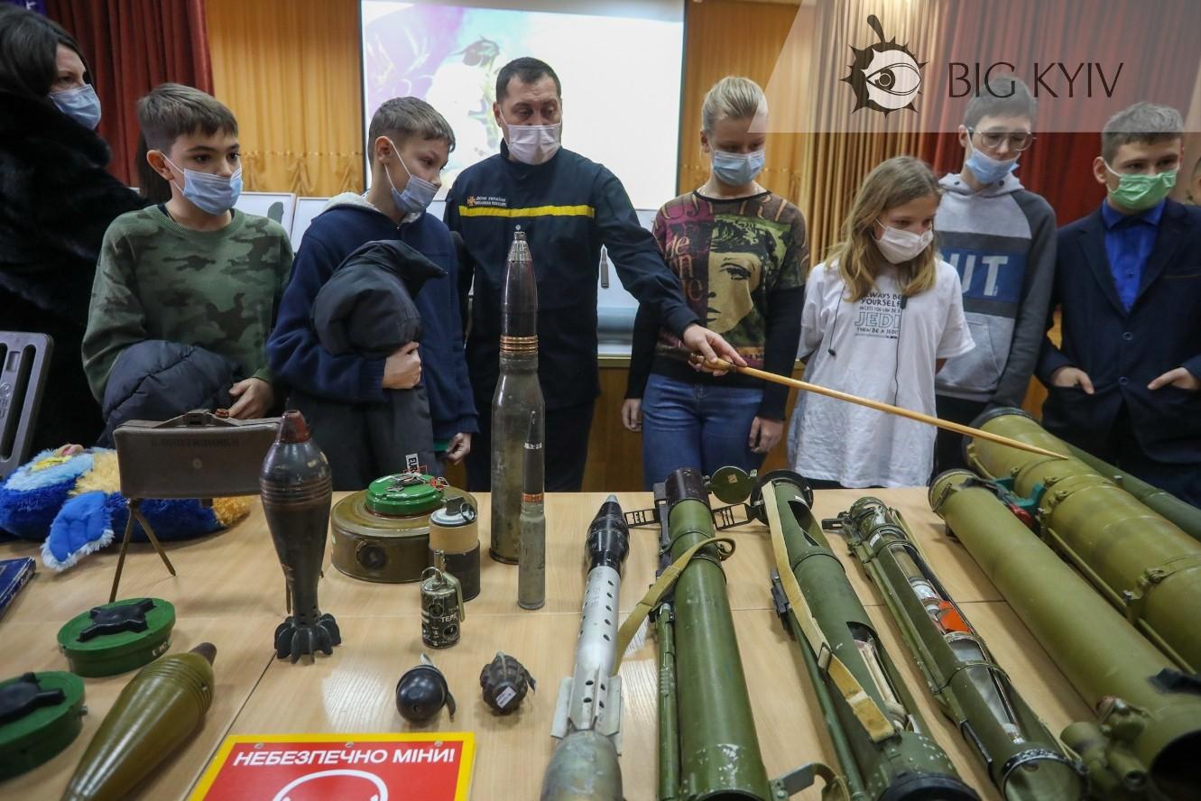 Все в твоїх руках: у школах Києва проводять уроки з мінної безпеки (ФОТОРЕПОРТАЖ)