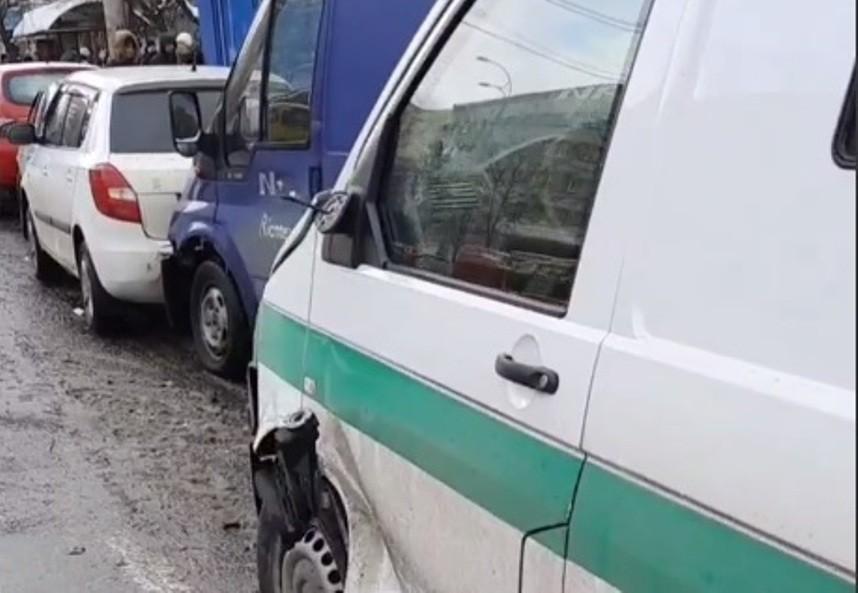 На проспекті Науки масштабна ДТП – зіштовхнулись пять автівок (ВІДЕО)