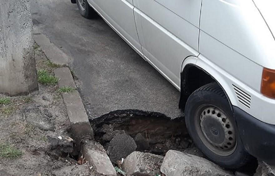 “Радість” водіям. На Оболоні утворилась яма в асфальті (ФОТО)