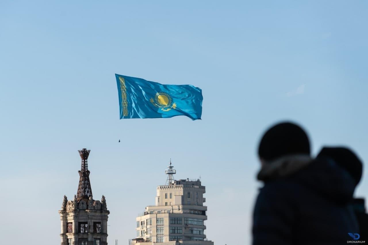 Над центром Києва пролетів прапор Казахстану (ФОТО)