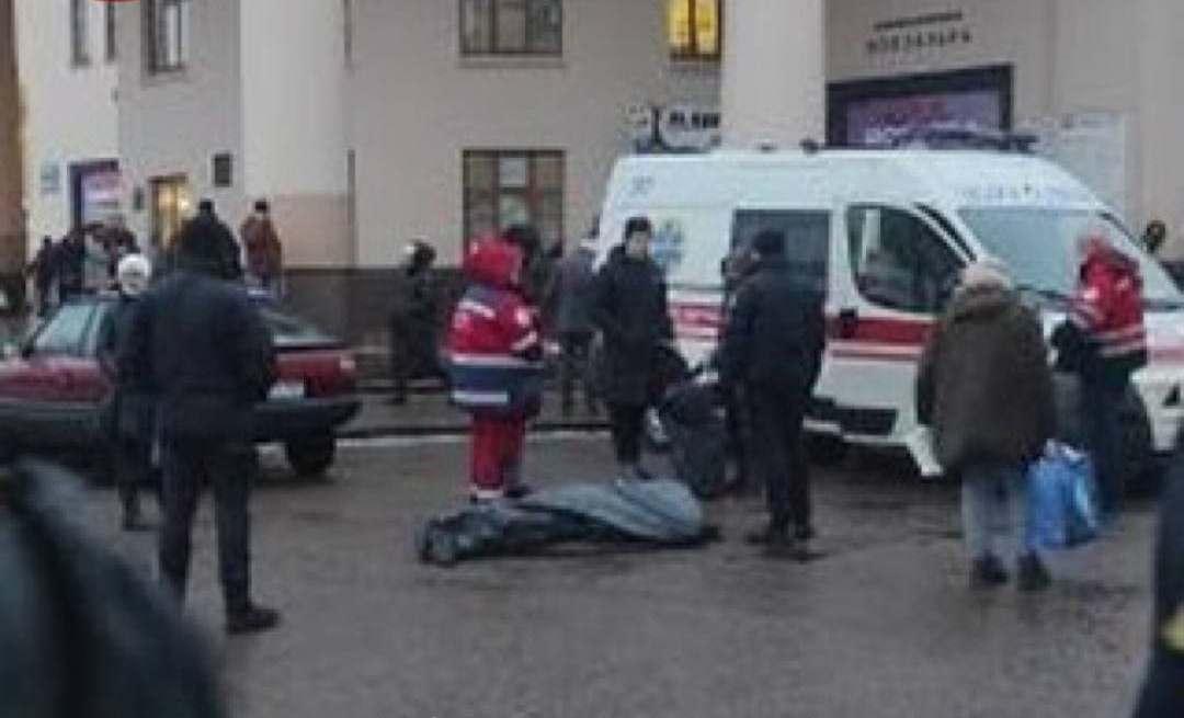 Біля метро “Вокзальна” помер чоловік (ФОТО)