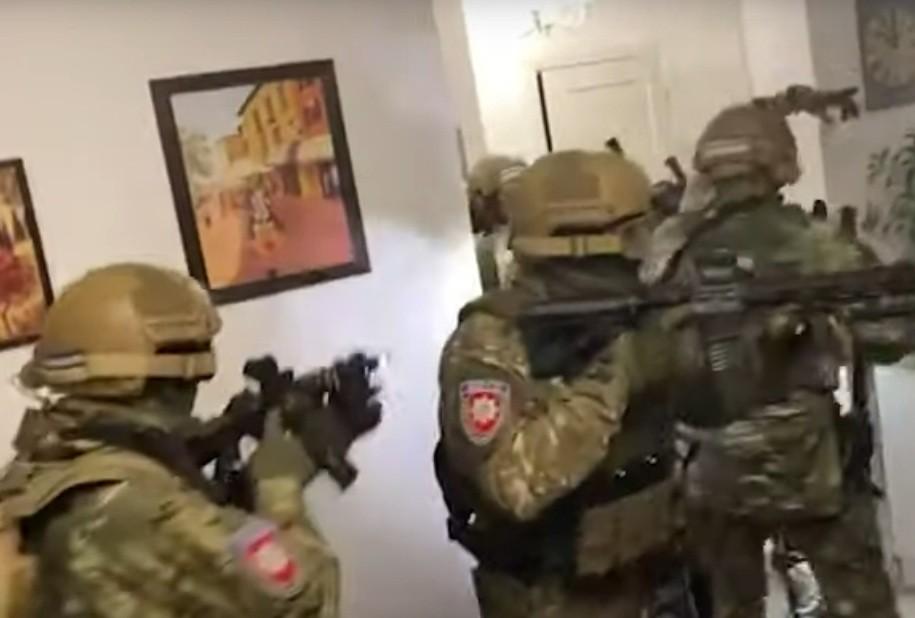На Київщині озброєний гвинтівкою француз зачинився у квартирі з 2-річною дитиною (ВІДЕО)