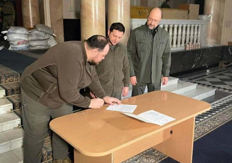 Історичний момент: Зеленський підписав заявку на членство України в ЄС