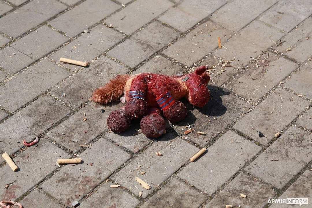 Закривавлену дитячу іграшку із Краматорська передадуть в ООН