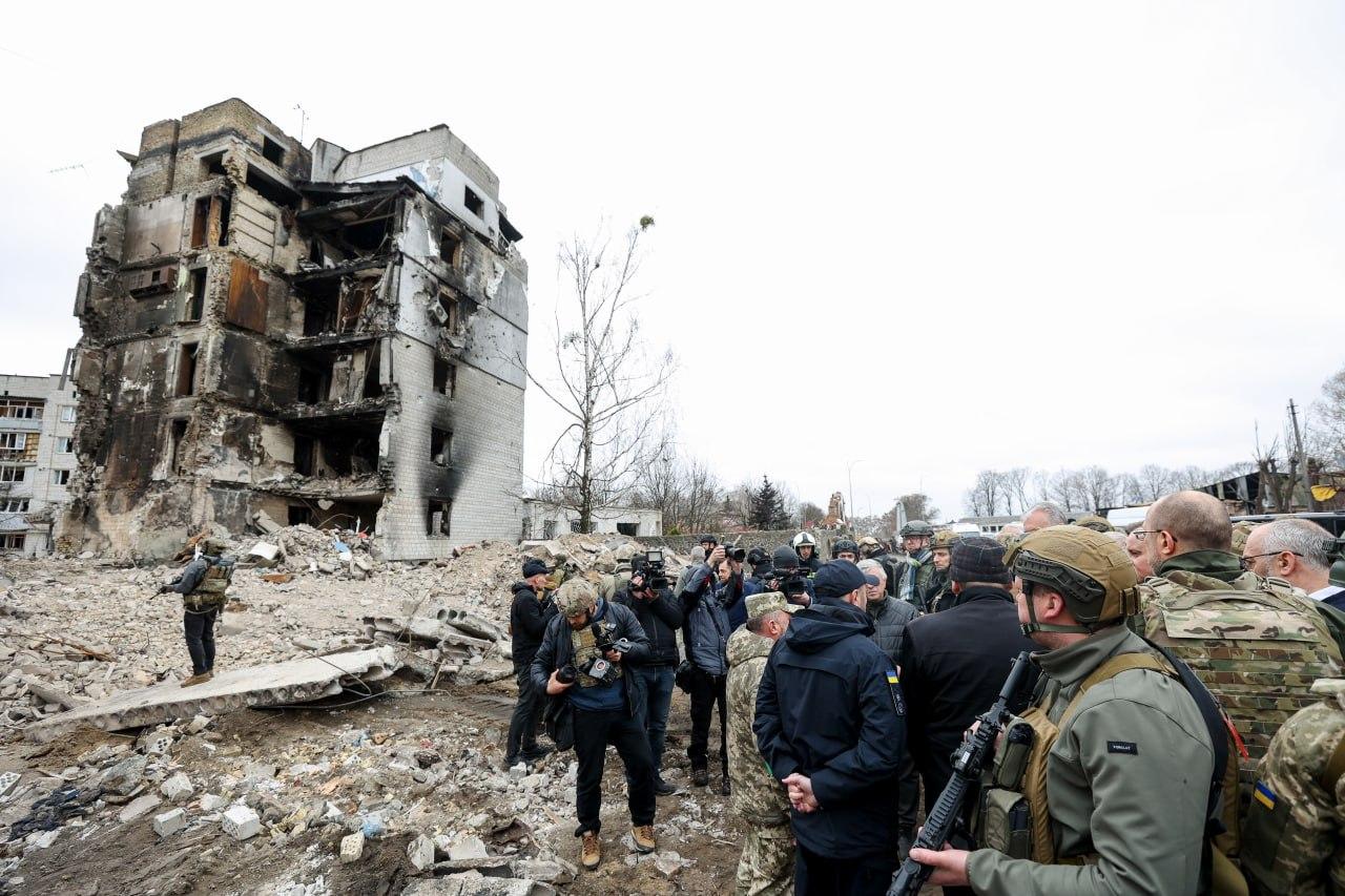 Президенти чотирьох країн відвідали розбомблену росією Бородянку (ФОТО)