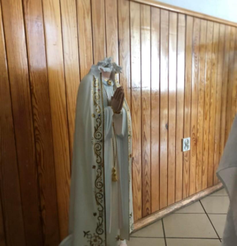 Розбили статую Богородиці та розпивали спиртне : У Ворзелі російські орки розграбували семінарію