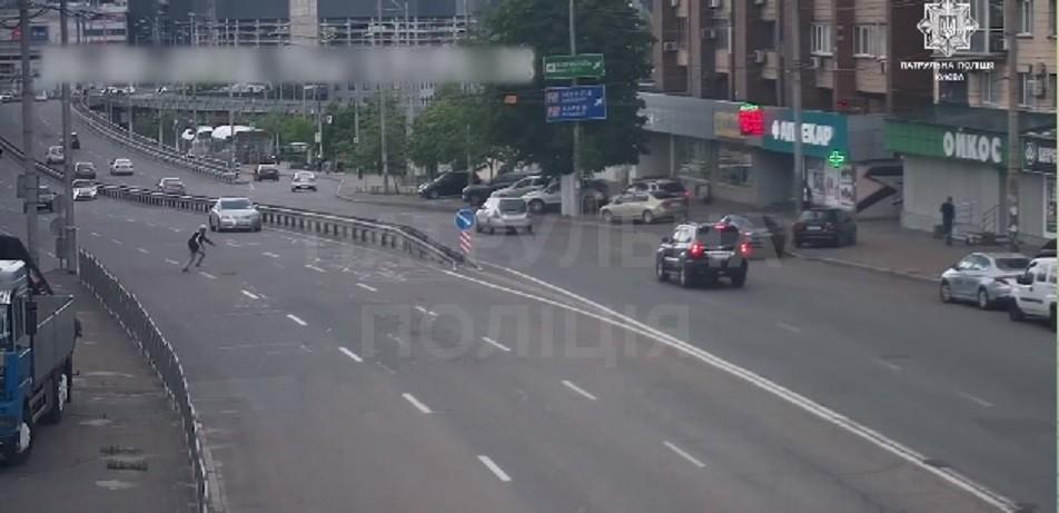 У Києві на проспекті Голосіївському легковик збив пішохода-порушника 