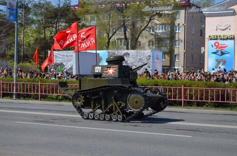 Росіяни плюються на “позорний” парад, а з українців пропонують робити “шашлики”